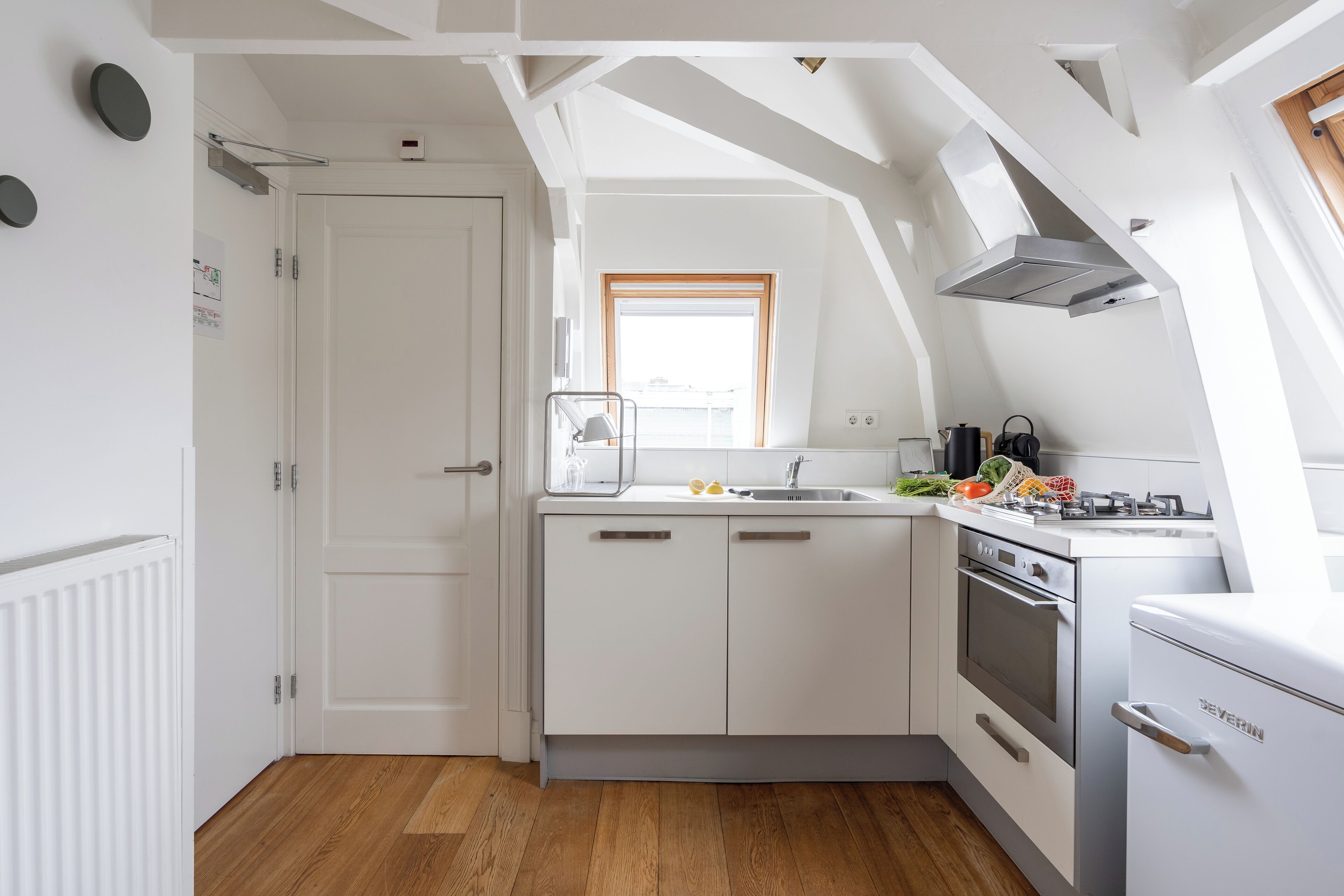 One-bedroom Attic (2 persons) | Cocina privada | Refrigerador con congelador, microondas y parrilla de estufa 