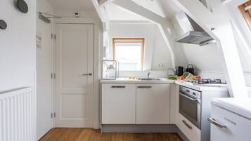 One-bedroom Attic (2 persons) | Cozinha privada | Geladeira grande, micro-ondas, cooktop, lava-louças