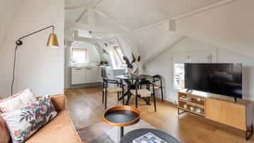 Un loft moderno con comedor, cocina y sala de estar.