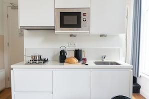One-bedroom (4 persons) | Dapur pribadi | Lemari es besar, microwave, kompor, dan mesin pencuci piring
