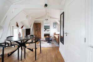 Apartament bàsic | Zona de menjador de l'habitació