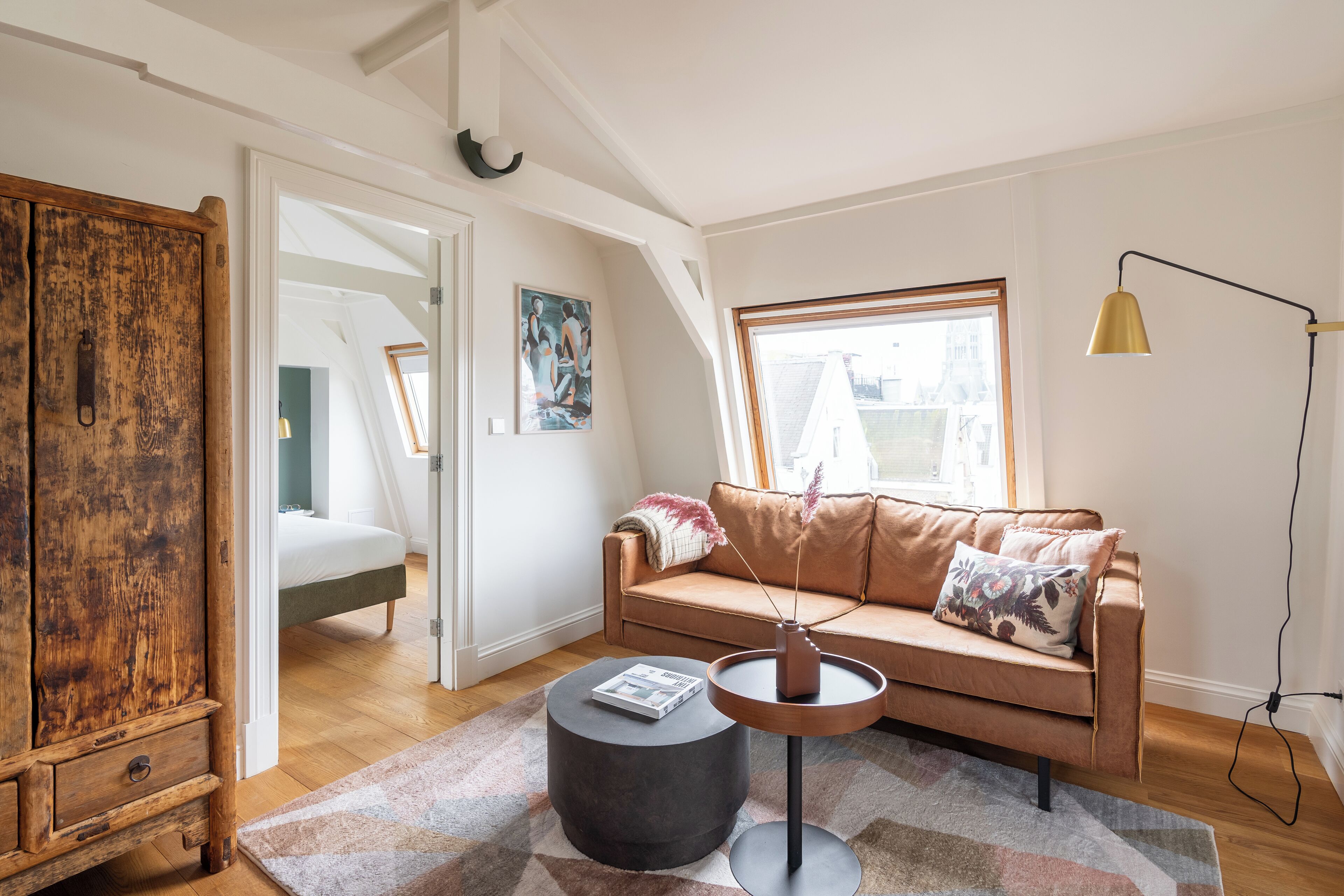 One-bedroom Attic (2 persons) | Área de sala de estar | Smart TV de 43 pulgadas con canales vía satélite 