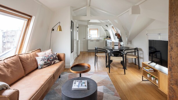 A modern loft apartment with a cozy living area, a dining space, and a kitchen. -  Numa Amsterdam Helmers (Amsterdam)
