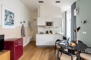 Large 1 Bedroom Apartment with Sofa Bed | In-room dining