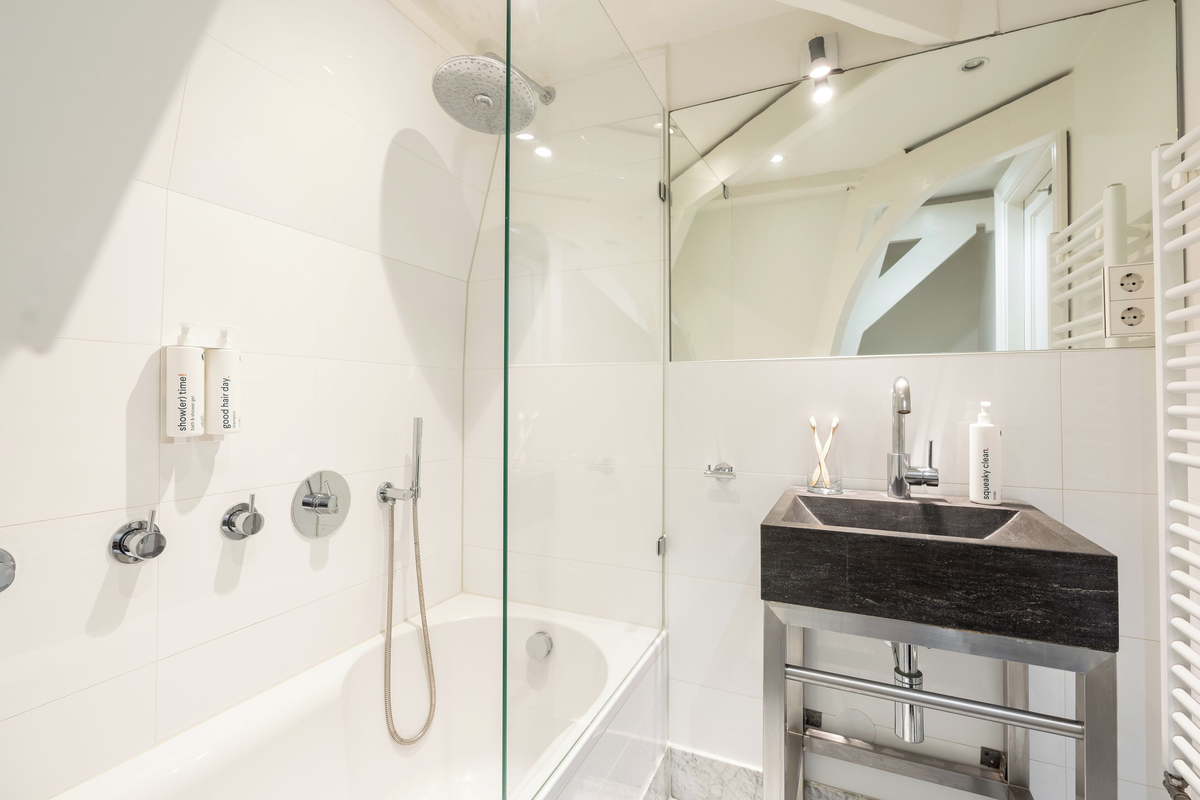 One-bedroom Attic (2 persons) | Badkamer | Milieuvriendelijke toiletartikelen, een haardroger, handdoeken, zeep