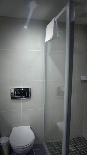 Tina con regadera, regadera tipo lluvia, amenidades de baño gratuitas