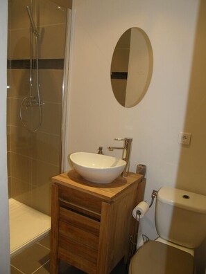 Comfort Double Room, Private Bathroom | Bathroom | Shower, rainfall showerhead