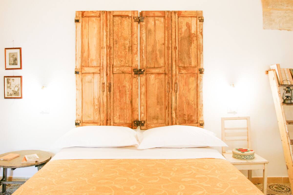 Apartamento luxo, 2 quartos, banheiro privativo, vista para a cidade | Roupas de cama premium, edredons de pluma, individualmente decorados