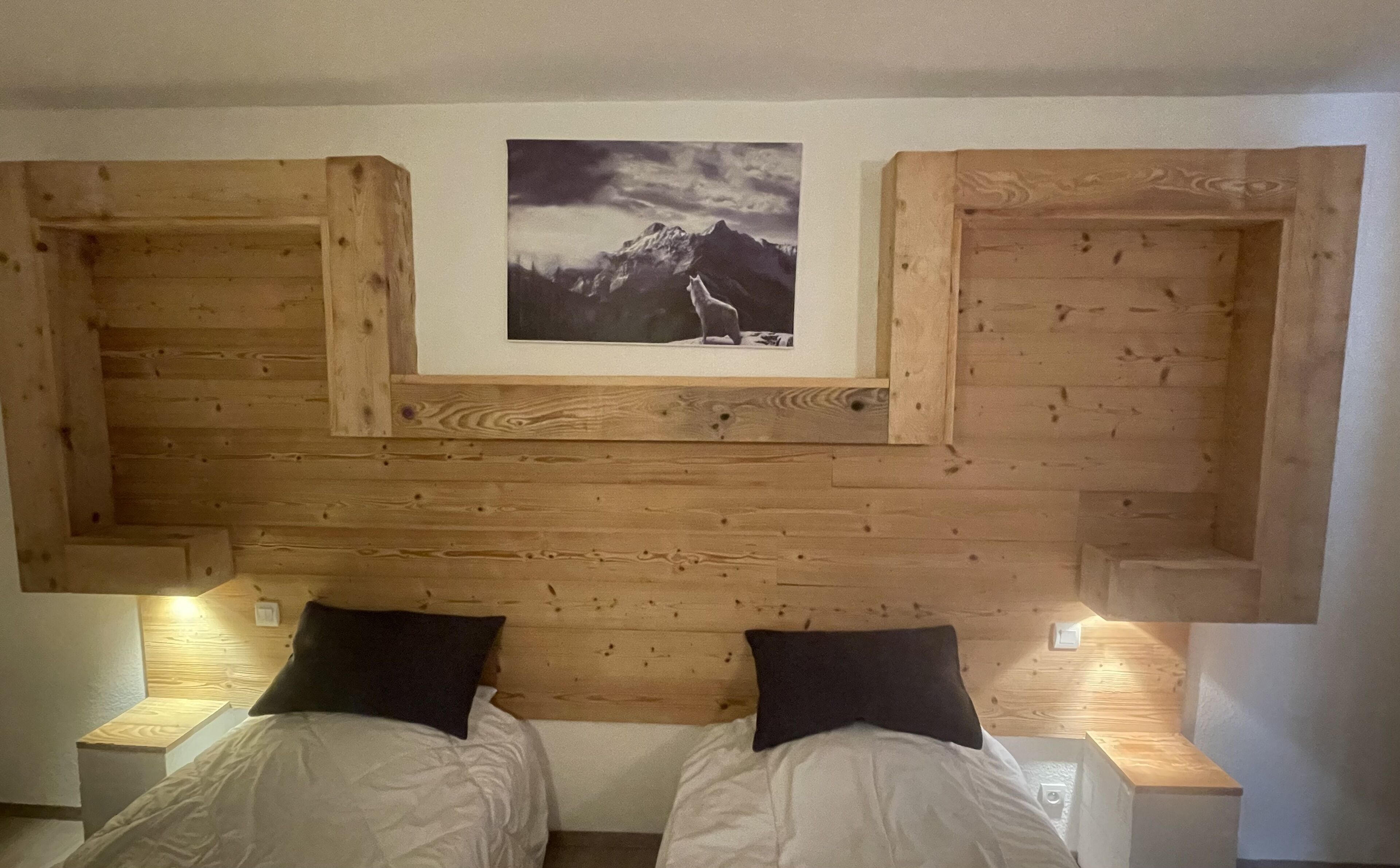 Luxe beddengoed, pillowtop-bedden, een bureau, verduisterende gordijnen