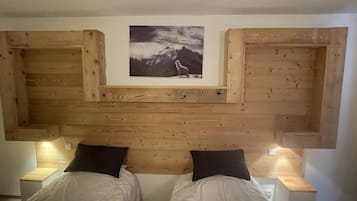 Luxe beddengoed, pillowtop-bedden, een bureau, verduisterende gordijnen