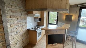 Platt-tv, bordsfotboll, ett bordtennisbord och böcker