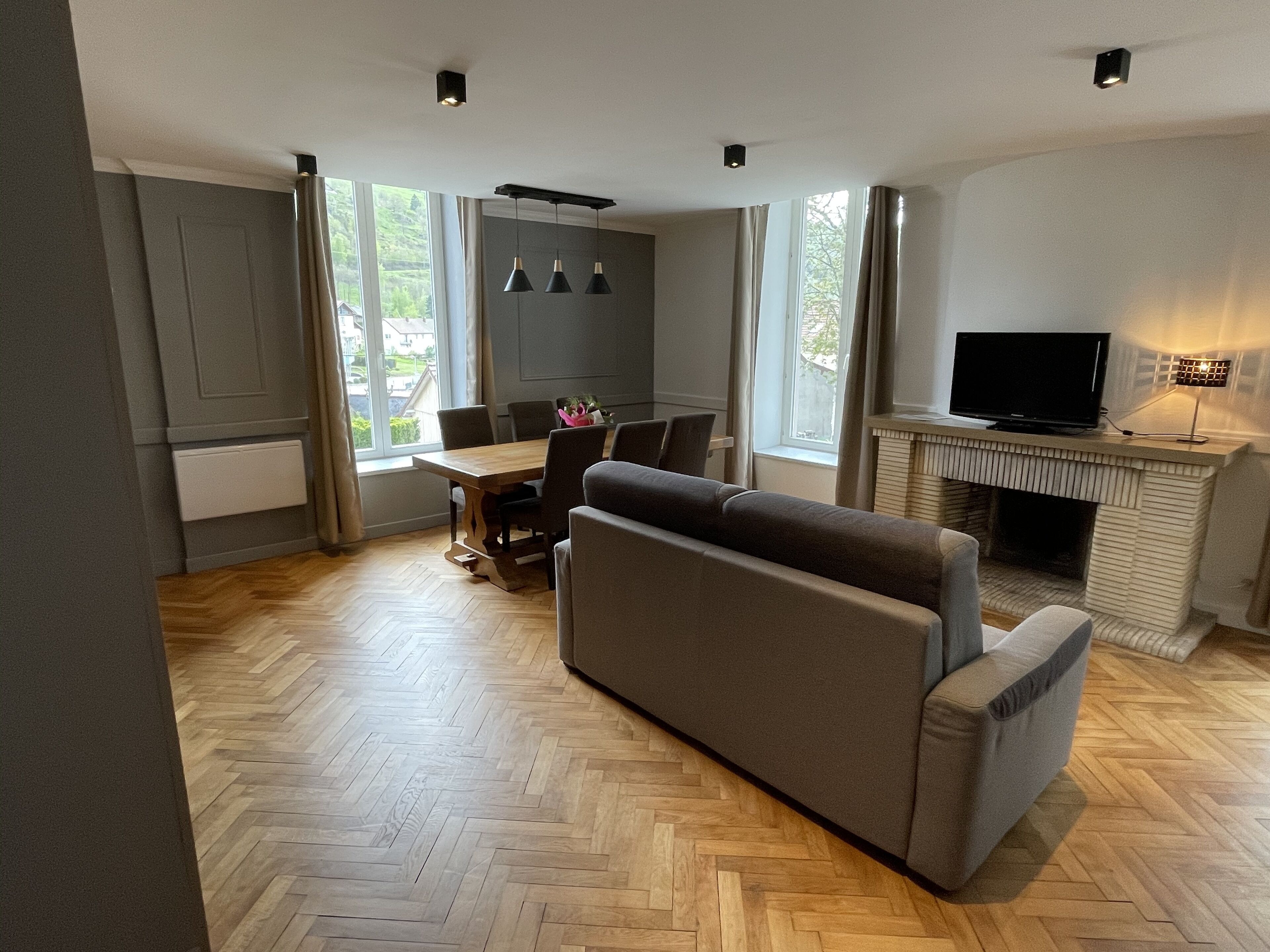 เครื่องนอนระดับพรีเมียม, เตียงพร้อมฟูกเสริมที่นอน, โต๊ะทำงาน