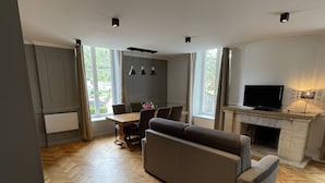 Sengetøy av topp kvalitet, senger med overmadrass og skrivebord