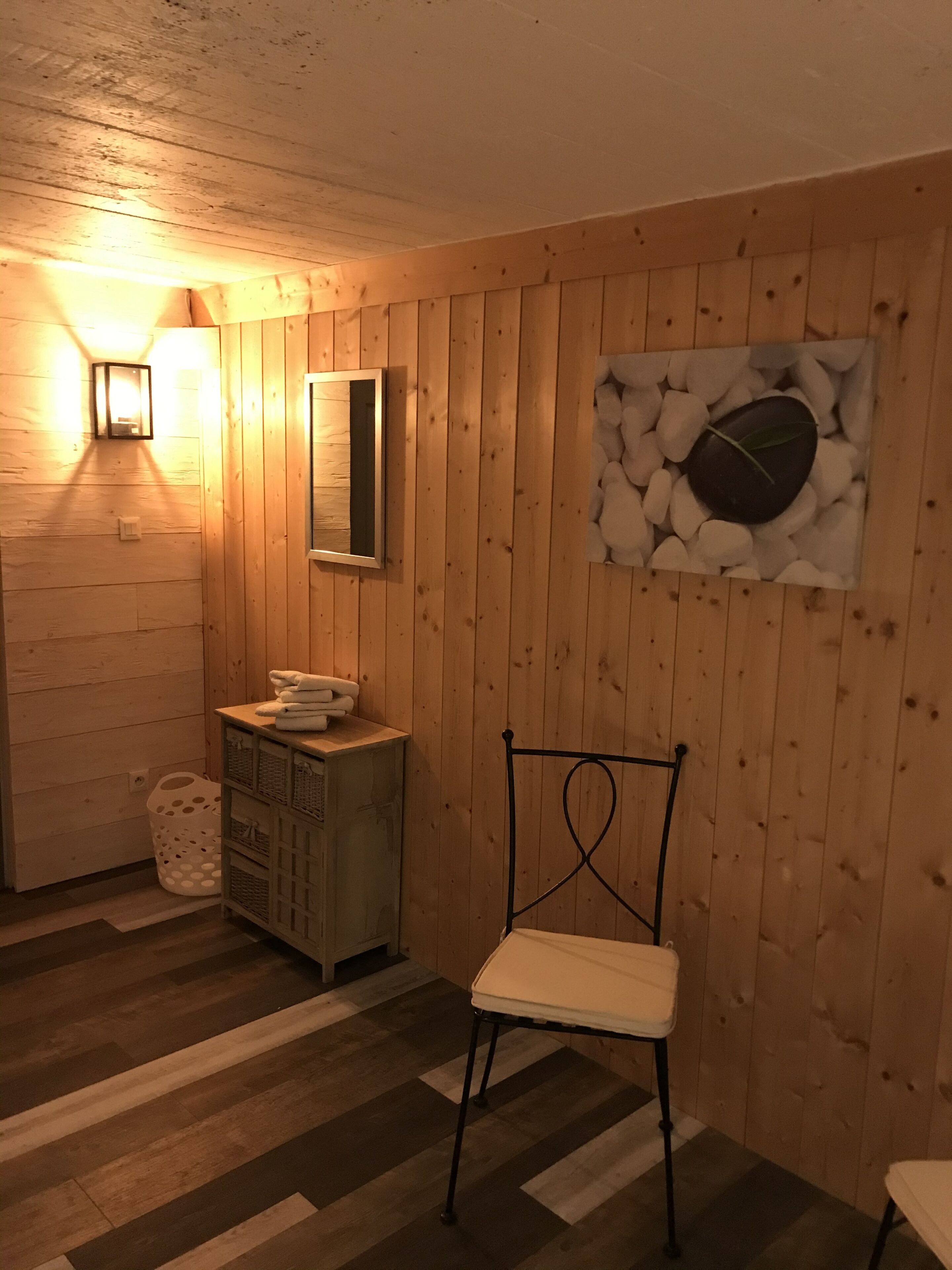 couples treatment room(s), hot stone massages, deep-tissue massages