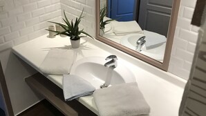 Dusj, miljøvennlige toalettsaker, hårføner og håndklær