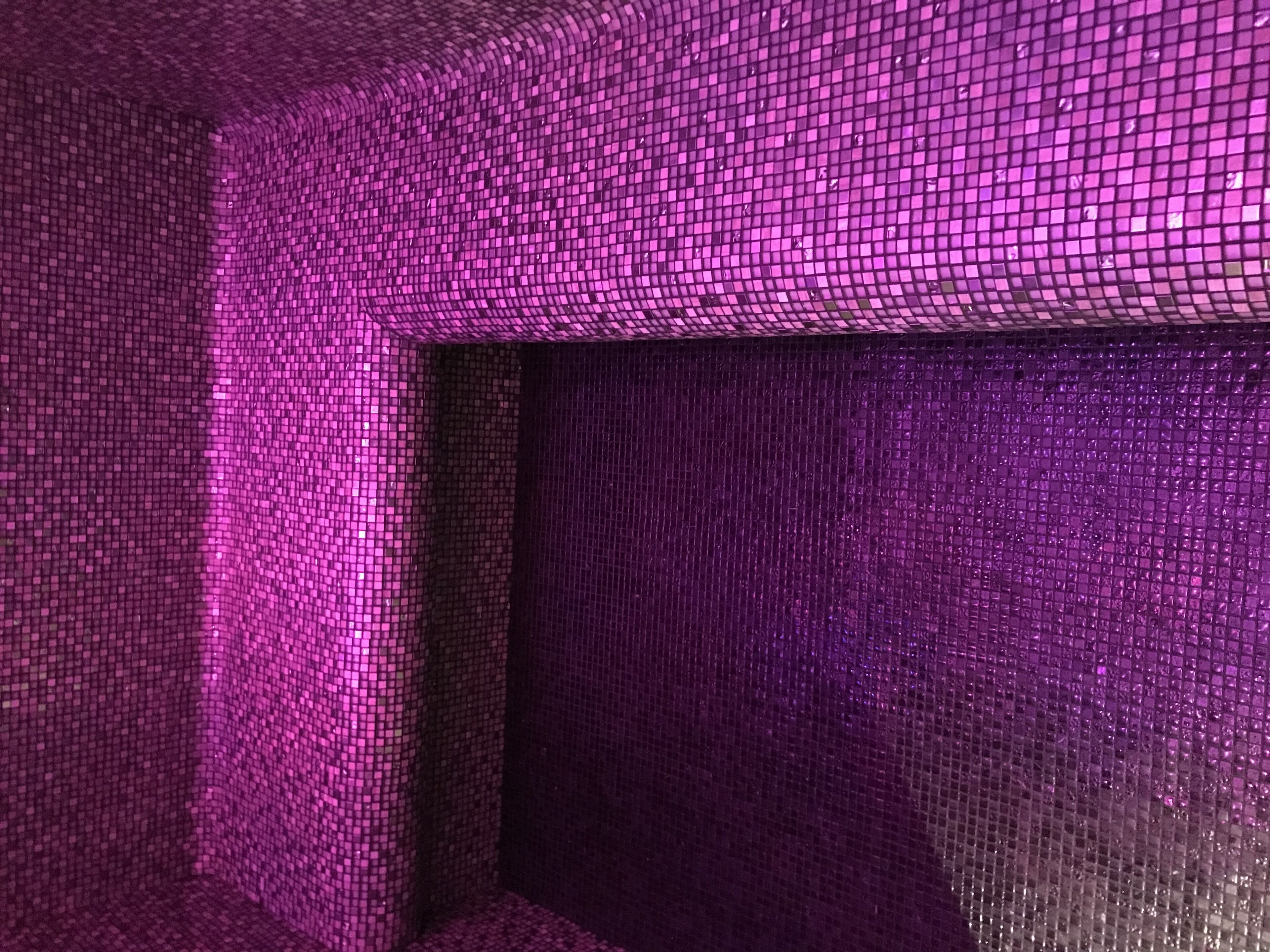 Une pièce avec un mur à texture et un sol à motifs.
