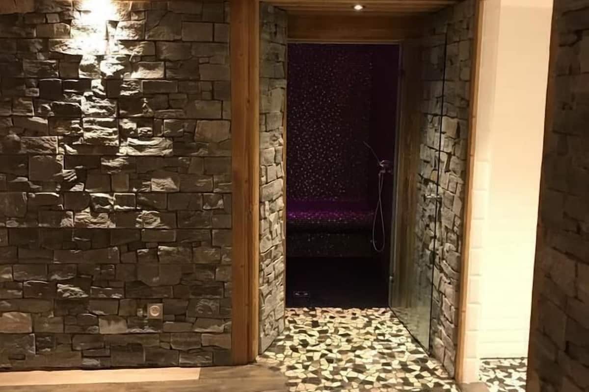 couples treatment room(s), hot stone massages, deep-tissue massages