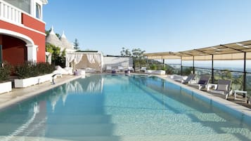 Piscine extérieure (ouverte en saison), parasols de plage