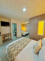 Minibar, caja de seguridad en la habitación y escritorio 