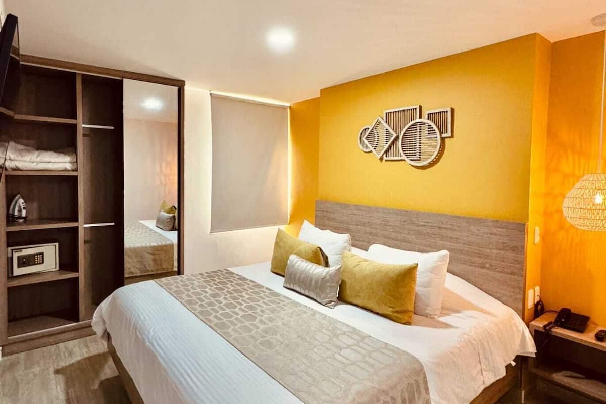Chambre Standard double | Minibar, coffre-fort, bureau, systĂšme dâinsonorisation