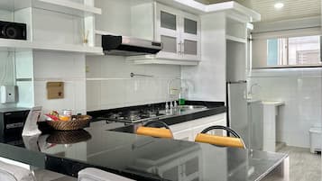 Minibar, caja de seguridad en la habitación y escritorio