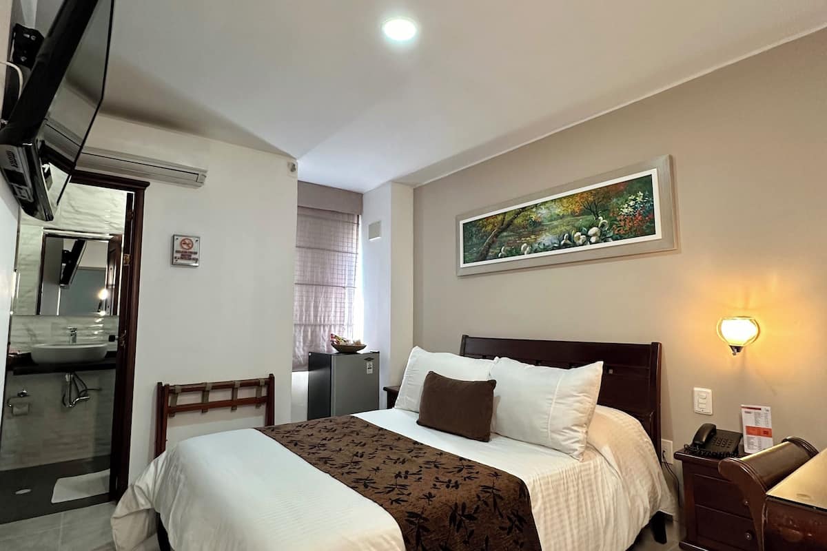Standard Single Room | Minibar, in-room safe, desk, soundproofing