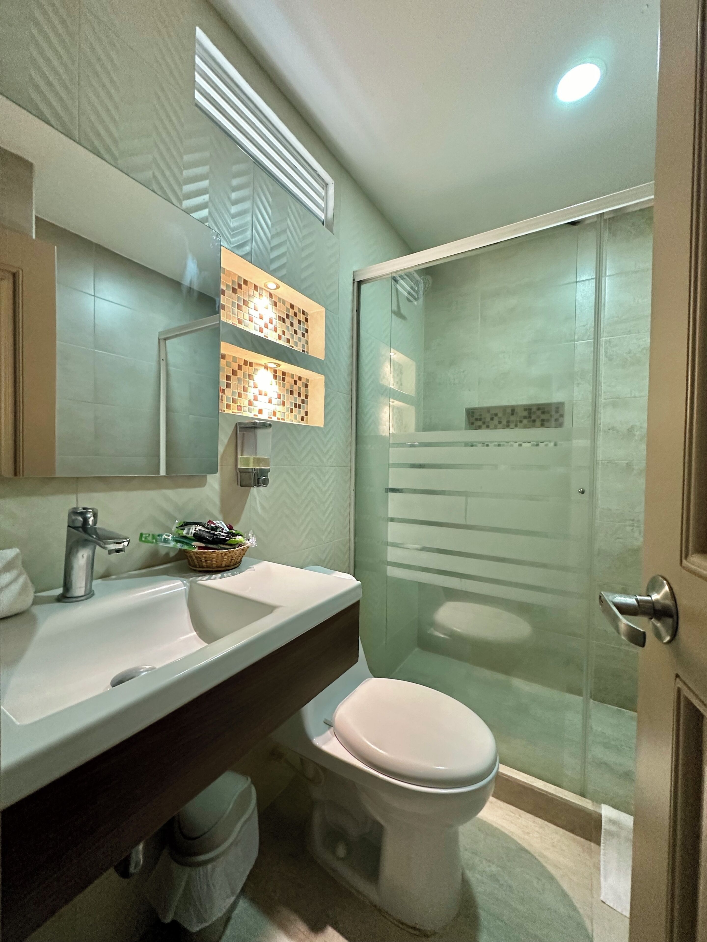 Habitación individual estándar | Baño | Regadera, amenidades de baño gratuitas, secadora de cabello, toallas 