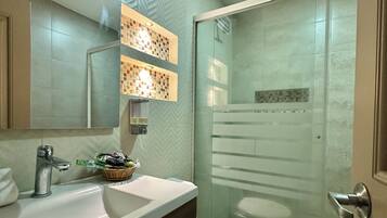 Habitación individual estándar | Baño | Regadera, amenidades de baño gratuitas, secadora de cabello, toallas