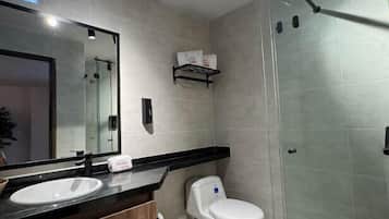 Suite estudio junior | Baño | Ducha, artículos de higiene personal gratuitos y secador de pelo