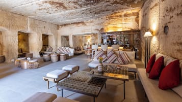 Breakfast, lunch and dinner served