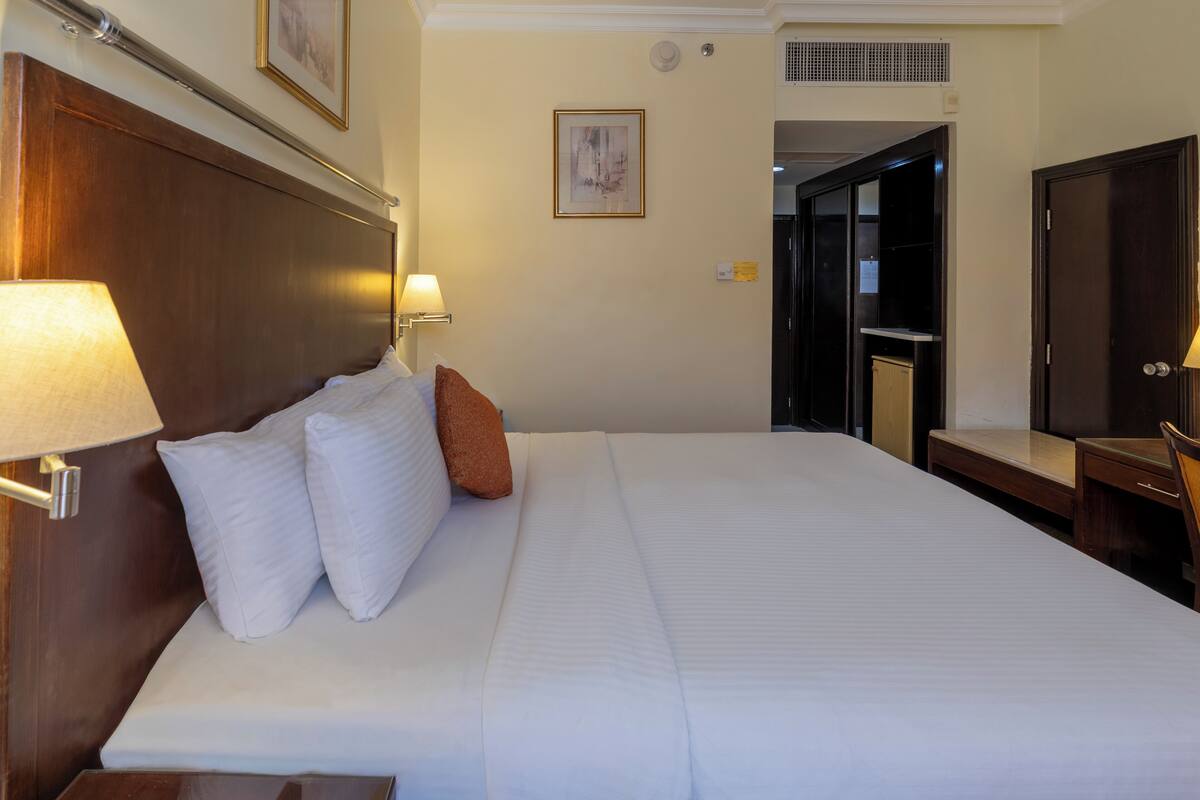 Basic Double Room | Minibar, in-room safe, desk, blackout drapes