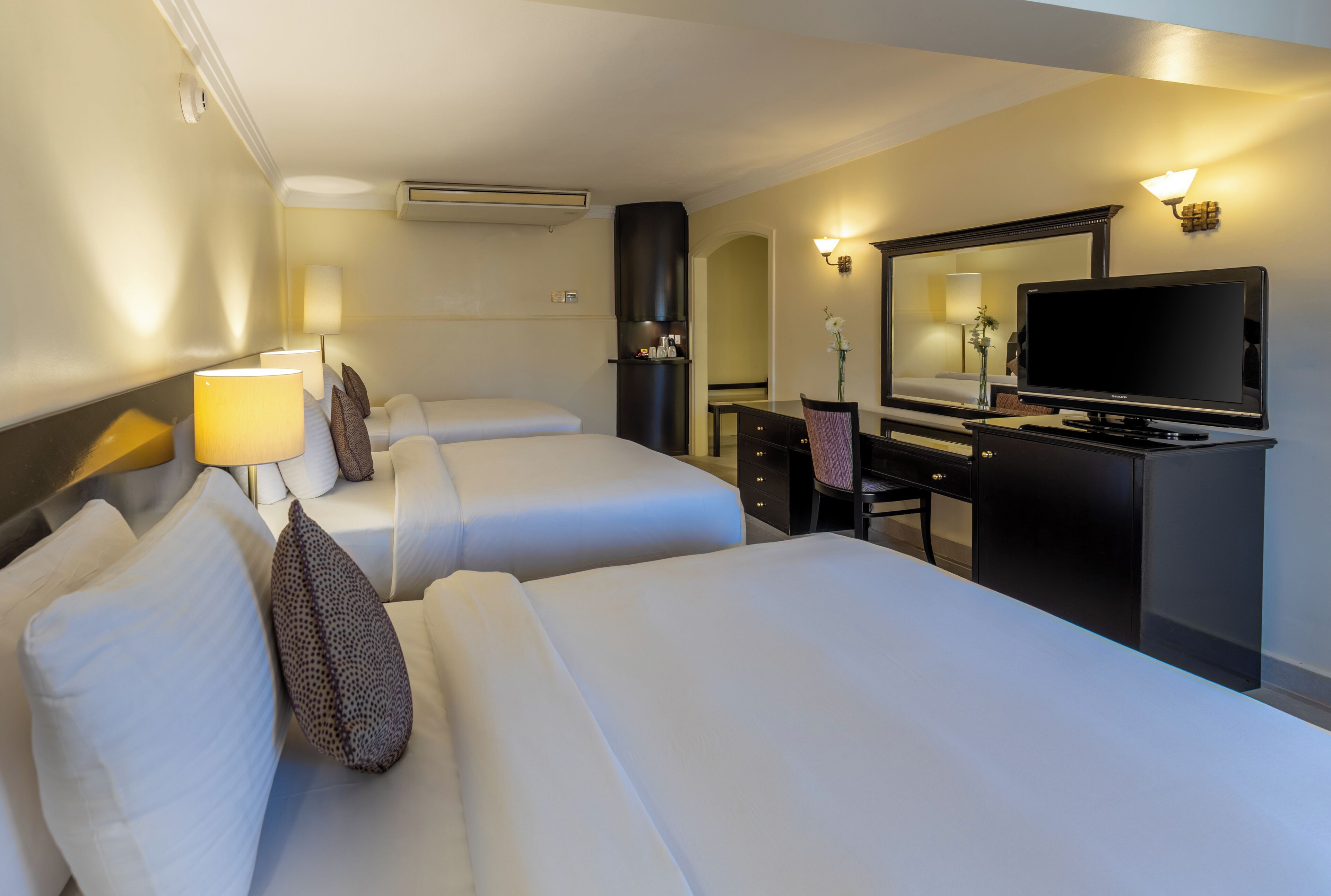 Habitación triple básica | Minibar, caja de seguridad en la habitación y escritorio 