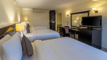 Habitación triple básica | Minibar, caja de seguridad en la habitación y escritorio