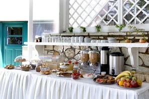 Colazione a buffet, servita tutte le mattine (10 EUR a persona) 