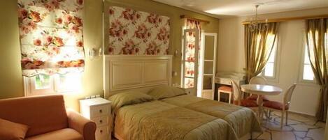 Quarto com cama, cadeira, escrivaninha e lustre.