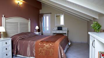 Een slaapkamer met een bed, nachtkastje, lamp, kaptafel en een spiegel.
