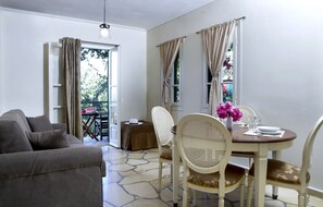 Apartemen, pemandangan laut | Area keluarga | TV dan pemutar DVD