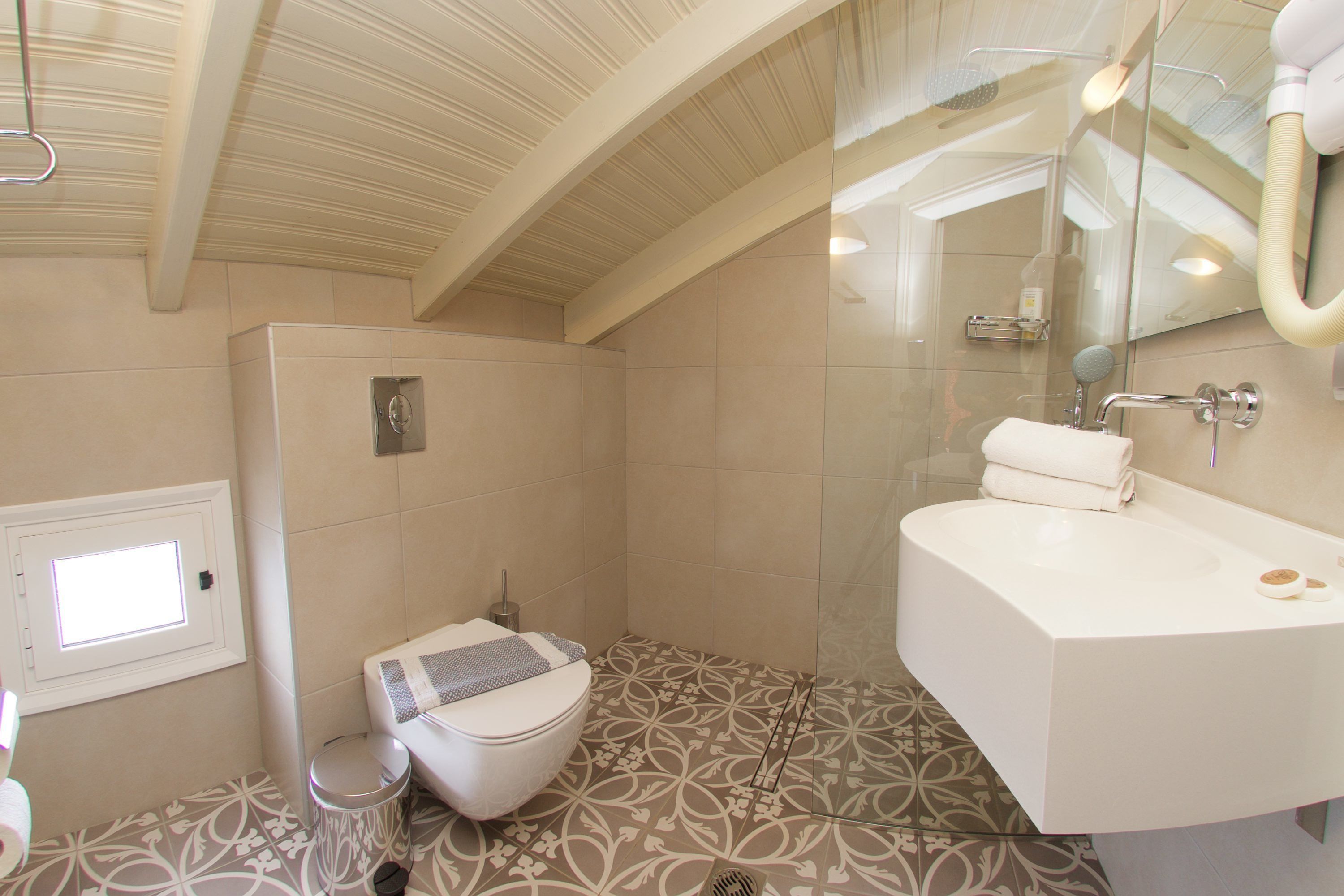 Ein Badezimmer mit Dusche, Toilette und Waschbecken.