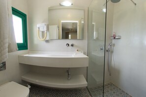 Studio, uitzicht op zee | Badkamer | Een douche, een haardroger, handdoeken