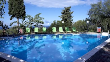 Piscine extérieure, parasols de plage, chaises longues