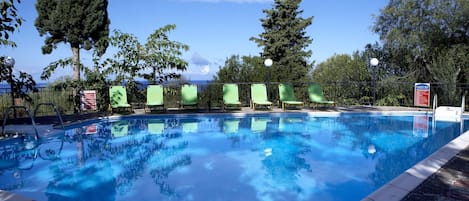 Piscine extérieure, parasols de plage, chaises longues