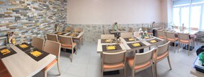 S'hi serveixen esmorzars, dinars, sopars i plats de cuina francesa