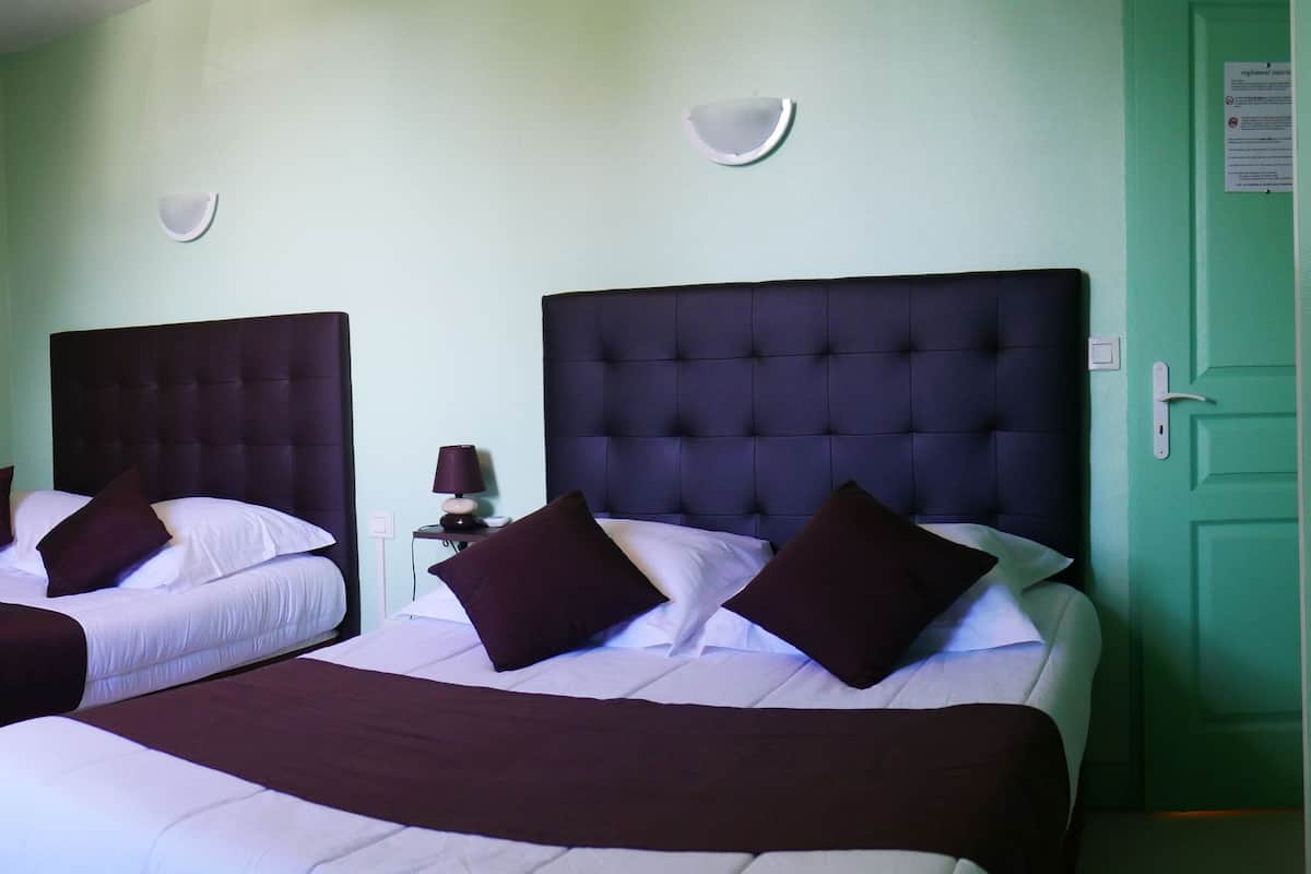 Habitación cuádruple Confort | Wifi gratis y ropa de cama 