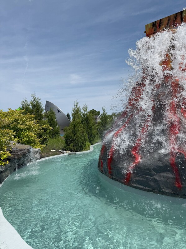Una piscina al aire libre, sillones reclinables de piscina