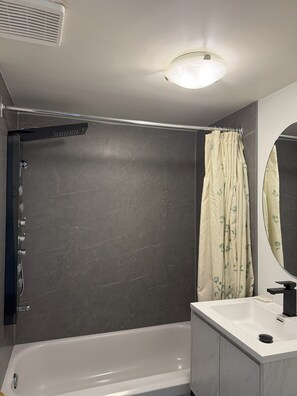 Condo, 1 Bedroom, Kitchen | Bathroom | Rainfall showerhead, free toiletries, hair dryer, towels