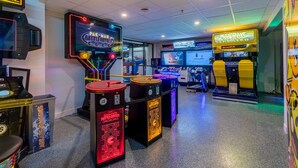 A gaming arcade with Pac-Man Battle Royale and Mad Wave games. - Condos Vacances MSA CONDO (Beaupre)