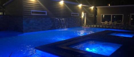 Piscina externa, funciona das 10h às 21h, espreguiçadeiras