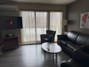 Appartement, 2 slaapkamers, keuken | Woonruimte | Een televisie en een dvd-speler