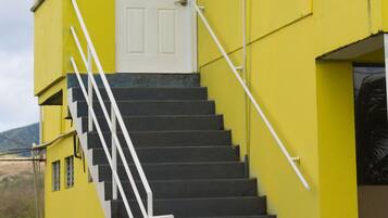 Pintu masuk properti