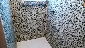 Family Apartment, 2 Bedrooms | Bilik Mandi | Pancuran mandi, pengering rambut, tuala disediakan 
